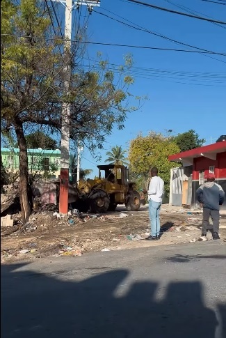 ALCALDÍA DE VILLA HERMOSA ELIMINA VERTEDERO IMPROVISADO EN LA CALLE JUAN PABLO DUARTE