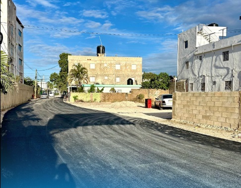 AYUNTAMIENTO DE VILLA HERMOSA Y MOPC INTERVIENEN CALLE DETRÁS DE LA UFHEC PARA MEJORAR ACCESO DE ESTUDIANTES Y RESIDENTES