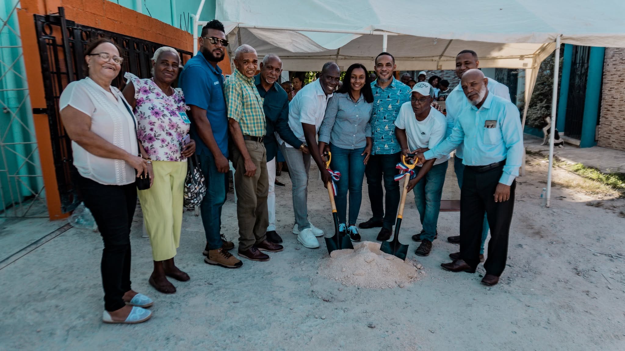 ALCALDÍA DE VILLA HERMOSA DA PRIMER PICAZO PARA CONSTRUCCIÓN DE ACERAS Y CONTENES EN VILLA ZORRILLA